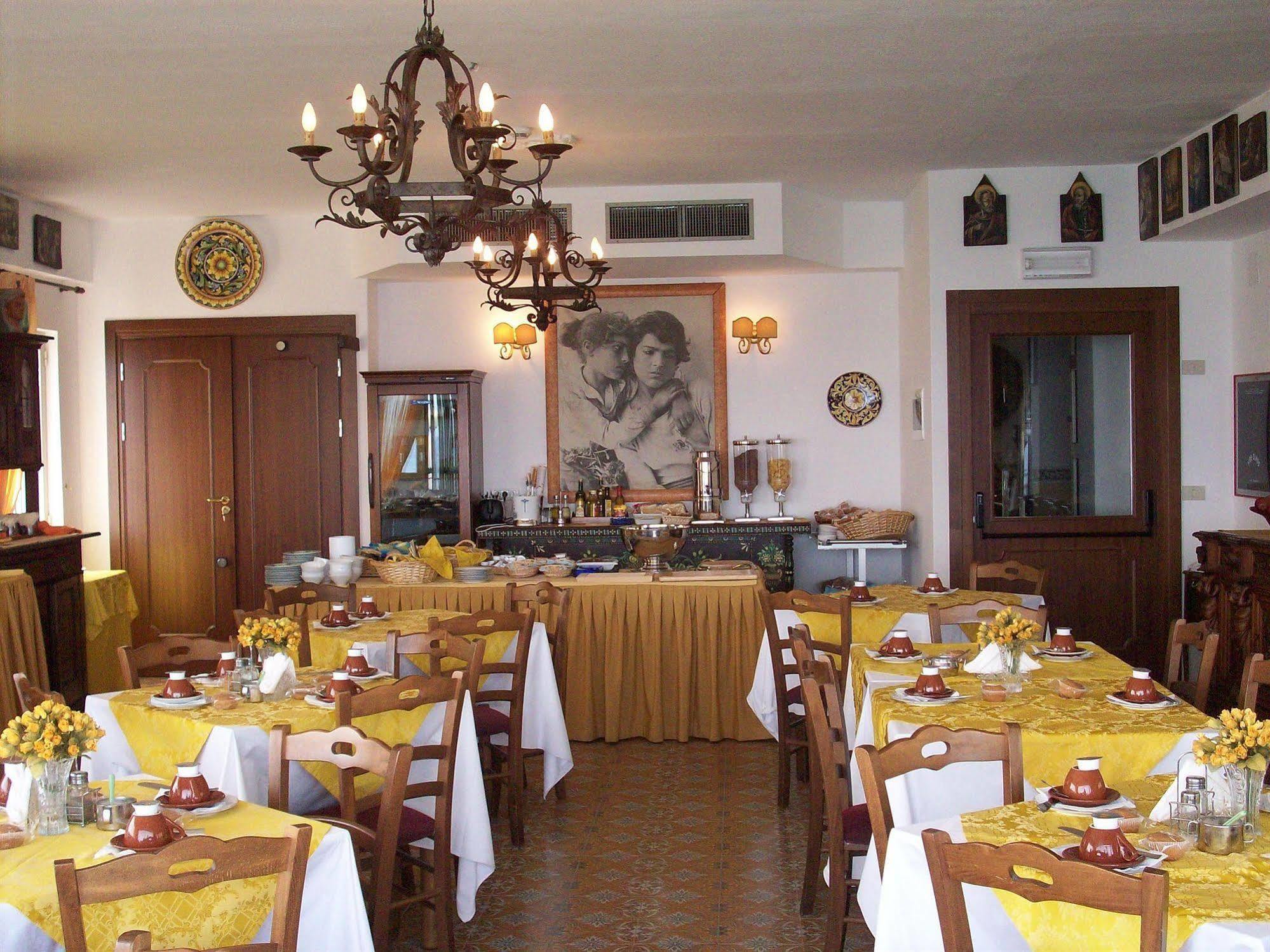 Hotel La Riva Giardini Naxos Eksteriør bilde